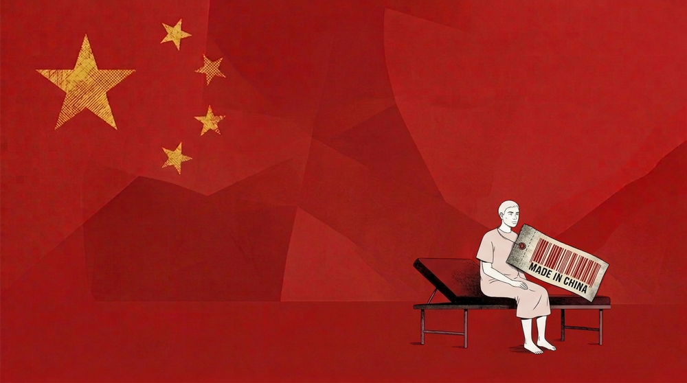 Illustrazione editoriale di un paziente seduto su un lettino medico con un grande cartellino “Made in China”, su sfondo rosso con le stelle della bandiera cinese.