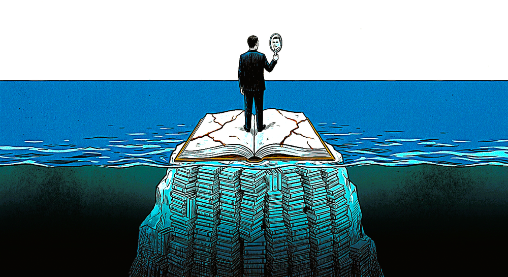 Una figura in abito scuro osserva il proprio riflesso su un iceberg a forma di libro, sommerso da libri.