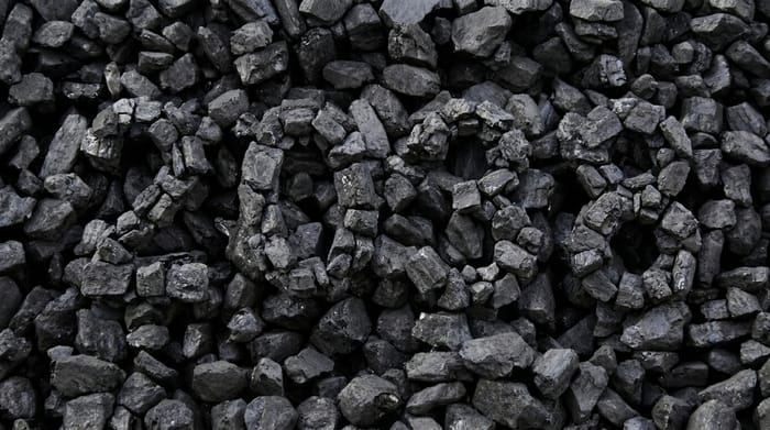 Pezzi di carbone grezzo disposti a formare il numero 2038 su uno sfondo  di carbone, a rappresentare il rinvio della chiusura delle centrali a carbone  italiane al 2038.