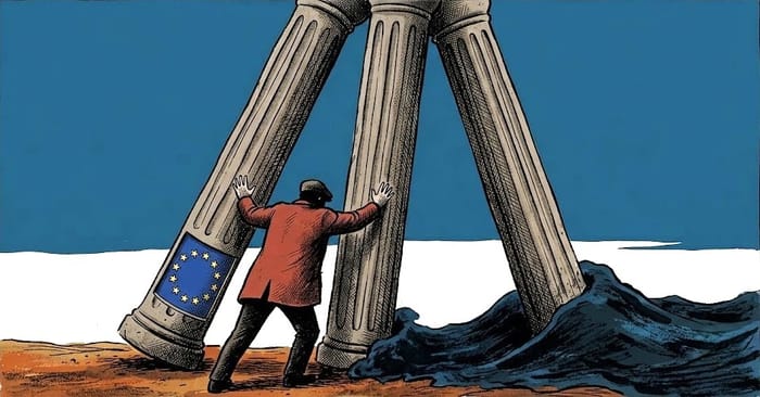 Una figura vista di spalle sorregge tre colonne di pietra inclinate mentre una marea scura si infrange alla loro base.